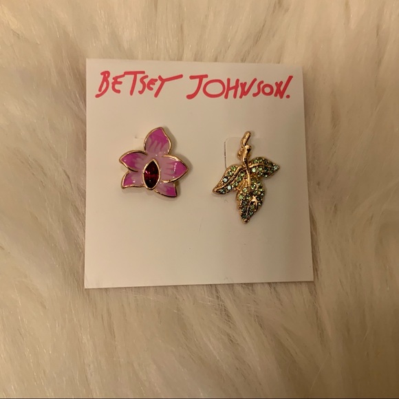 Betsey Johnson Mismatched Leaf Earrings- NWT - Picture 5 of 7